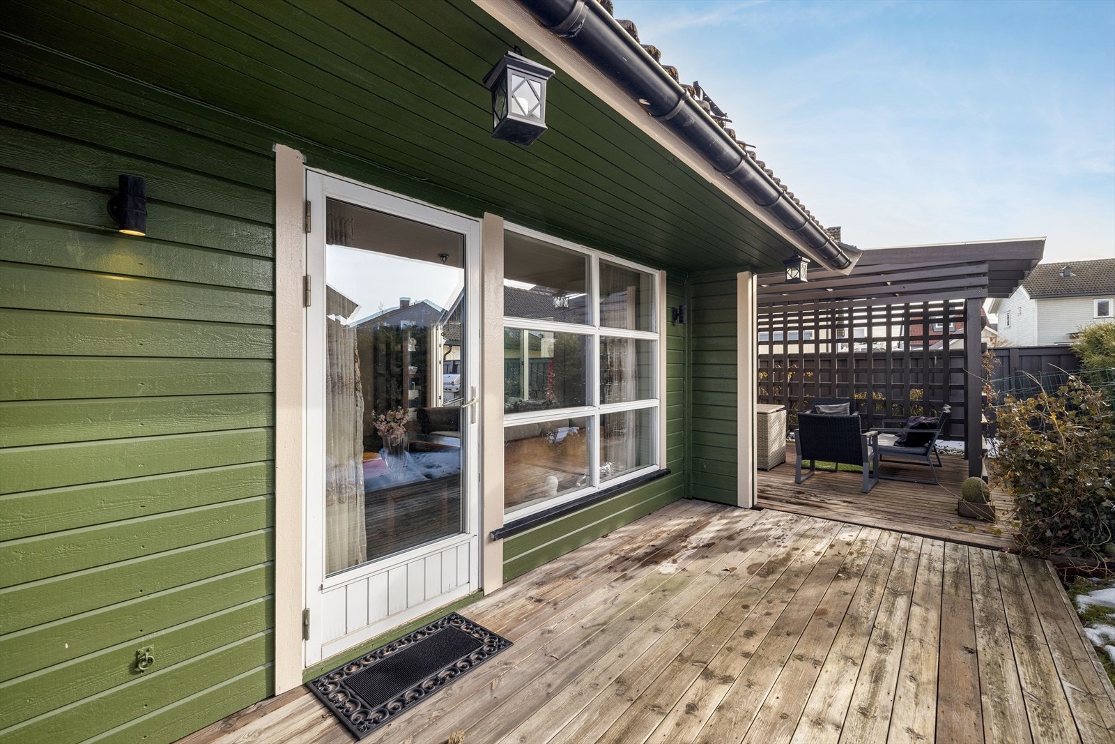 Til boligen er det oppført en stor terrasse mot syd, som henger sammen med opprinnelig terrasse mot vest. Adkomst fra stuen, via skyvedør mot syd og enkel terrassedør mot vest. Galleribilde