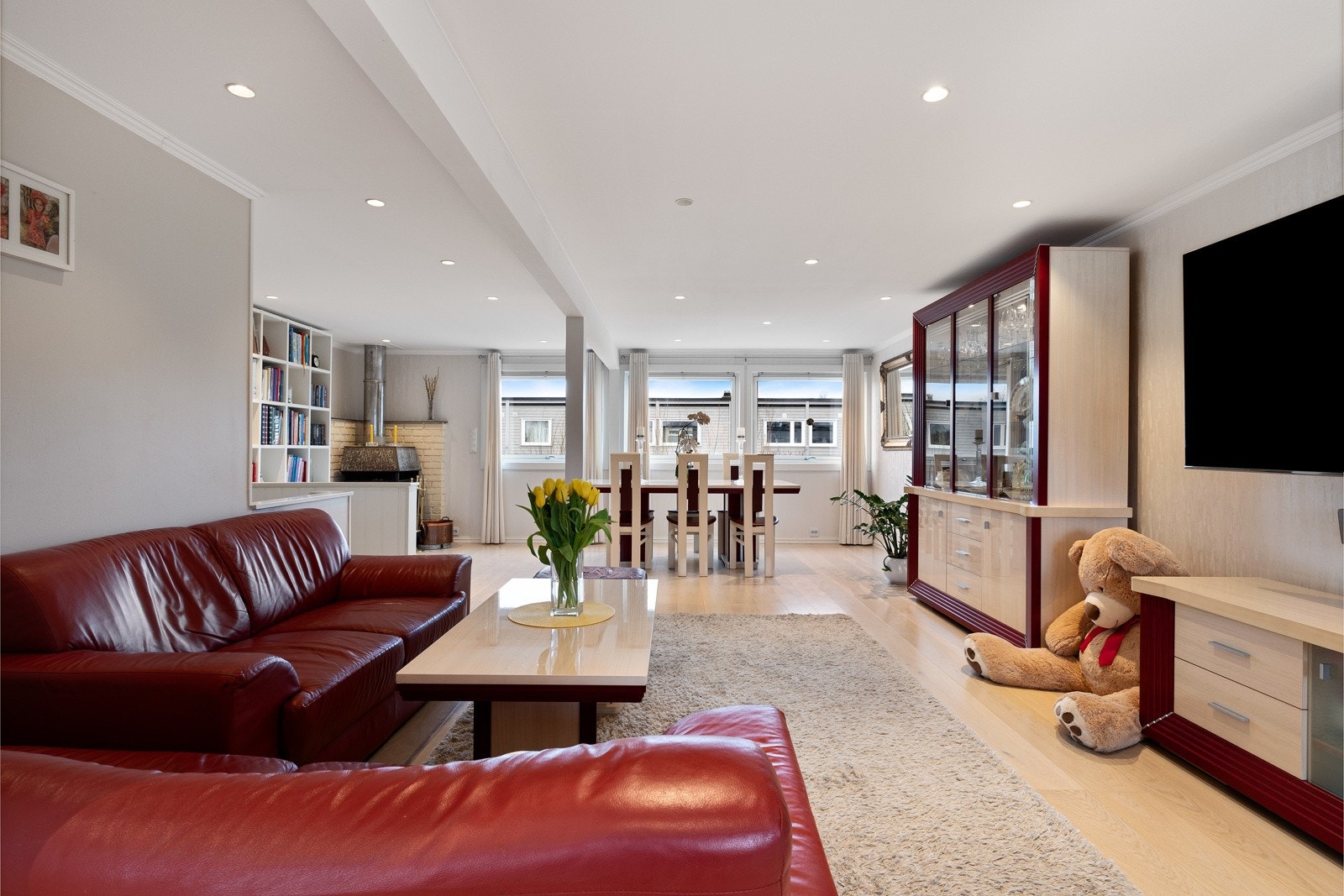 Boligen har en god intern beliggenhet med gode solforhold fra morgen til kveld! Bygningsmassen ble totalrehabilitert utvendig i regi av borettslaget i perioden 2013-2014. Galleribilde