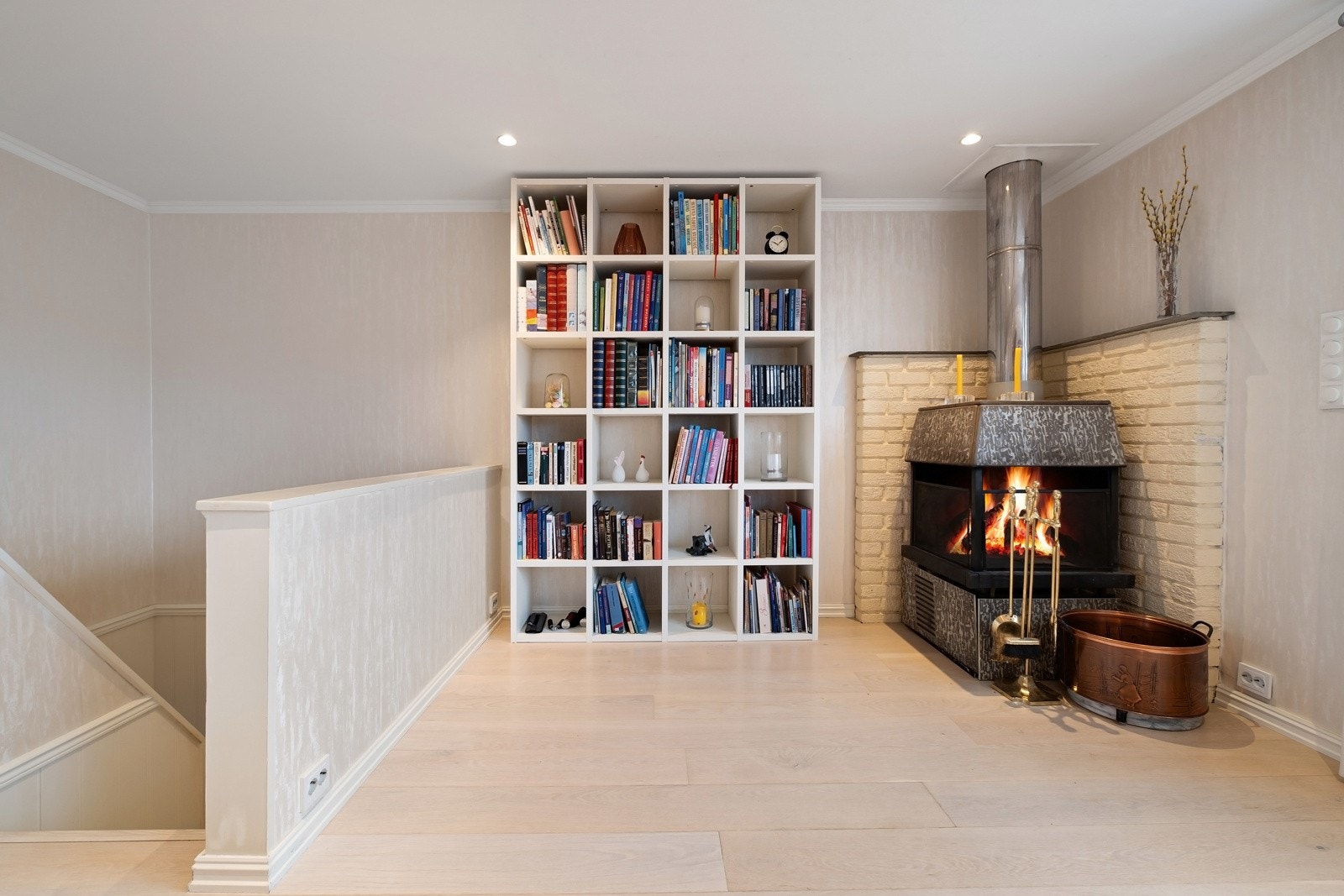 En sjarmerende peis i hjørnet varmer godt på kalde dager. Galleribilde