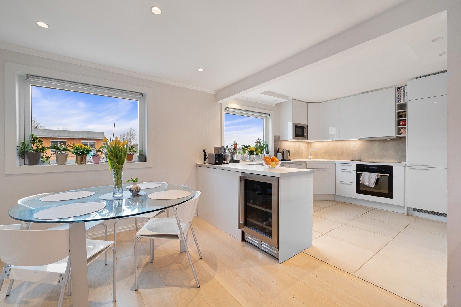 Pent og tidsriktig kjøkken i åpen løsning mot stuen. Kjøkkenet er av god størrelse og har rikelig med benke- og arbeidsplass. Galleribilde