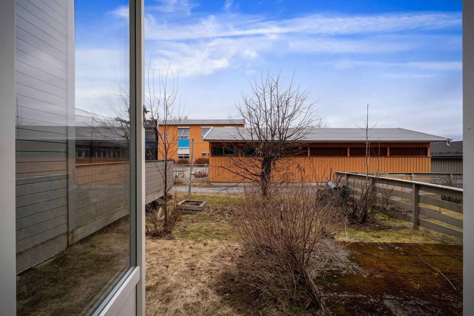 Terrassedøren fører ut til et koselig hageområde. Galleribilde