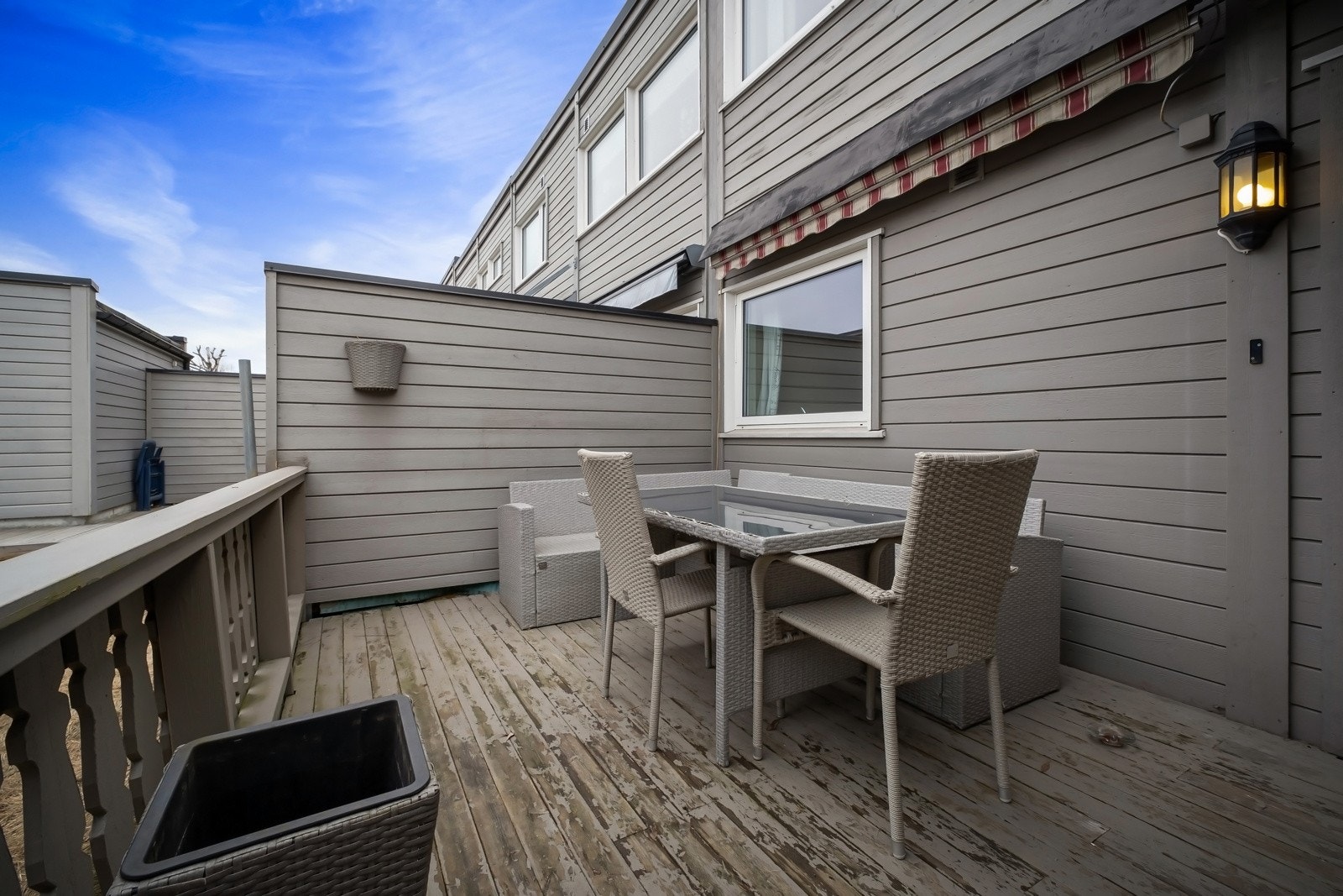 Det er etablert en koselig uteplass ved inngangspartiet på ca. 16 kvm. Her kan man sitte i hyggelige omgivelser å nyte late dager og sene kvelder. Praktisk utebod ved inngangspartiet på ca. 5 kvm. Galleribilde