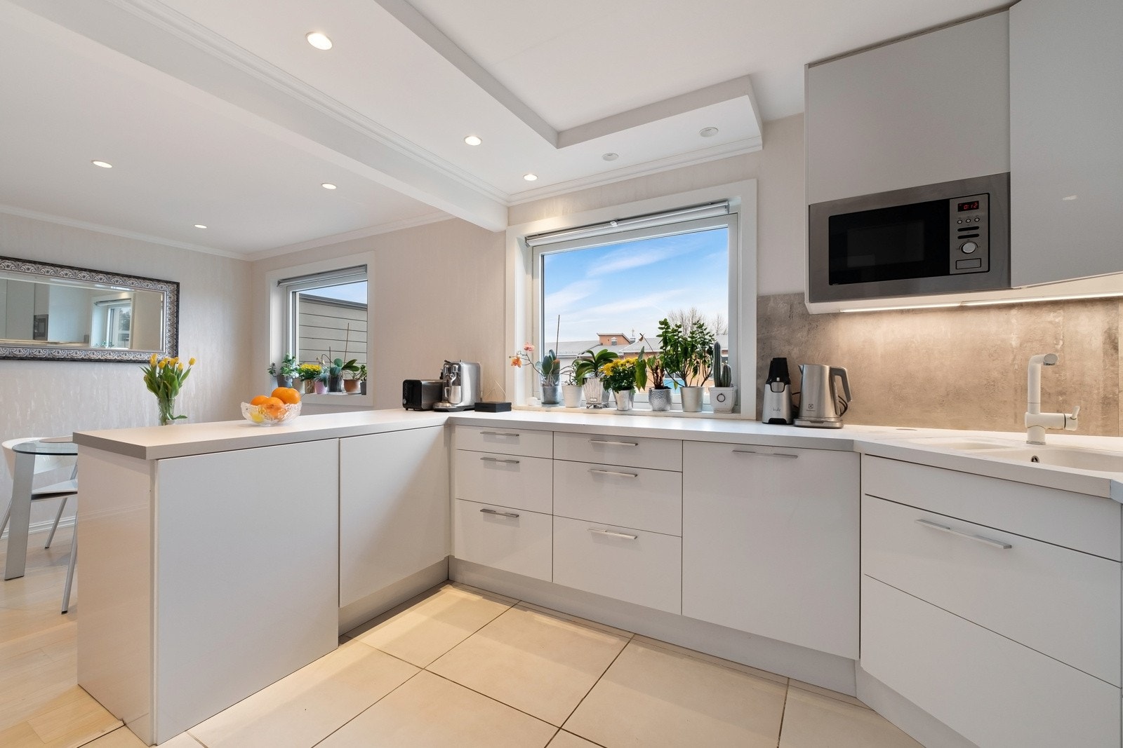 Av utstyr medfølger integrert komfyr, induksjonsplatetopp, mikro, oppvaskmaskin, kombinert kjøl-/frys, vinskap, samt elektrisk ventilator over kokesonen. Gulvet er belagt med delikate storformatfliser. Galleribilde