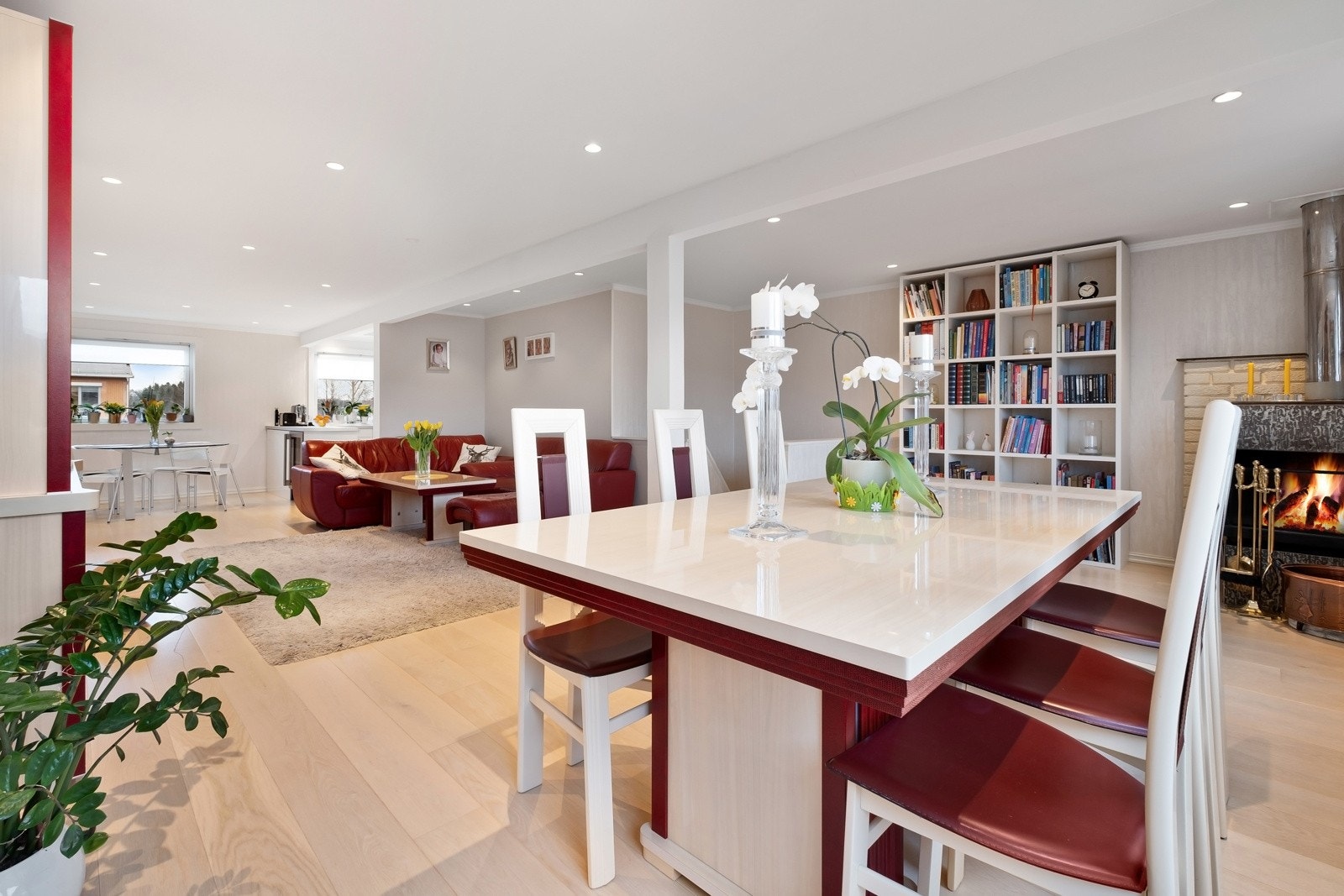 Lys, luftig og åpen planløsning. Galleribilde