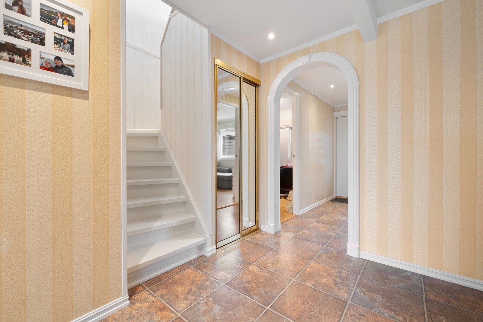 Det er bygget inn en speil-skyvedørsgarderobe i vegg, perfekt til oppbevaring av yttertøy og sko. I tillegg er det inngang til en praktisk innvendig bod. Galleribilde