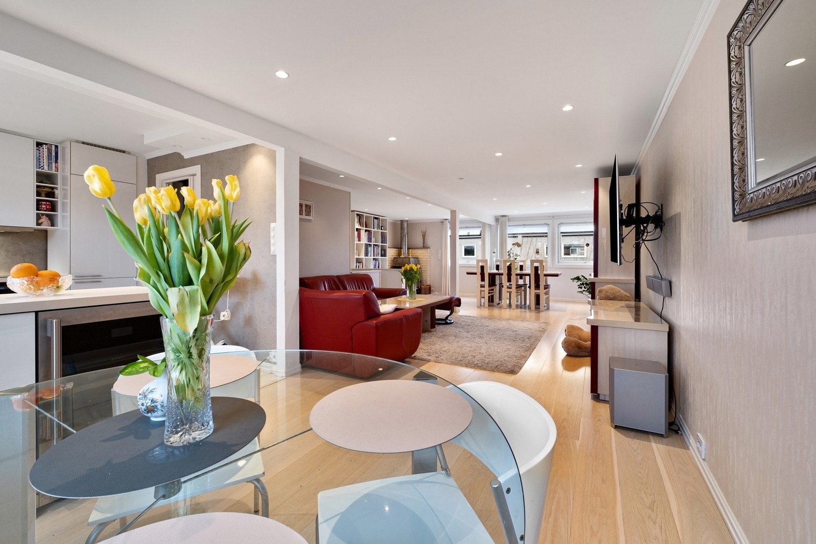 Den lyse gjennomgående stuen fremstår som meget innbydende med tapetserte veggflater og nydelig enstavs lyspigmentert laminat på gulv. Galleribilde