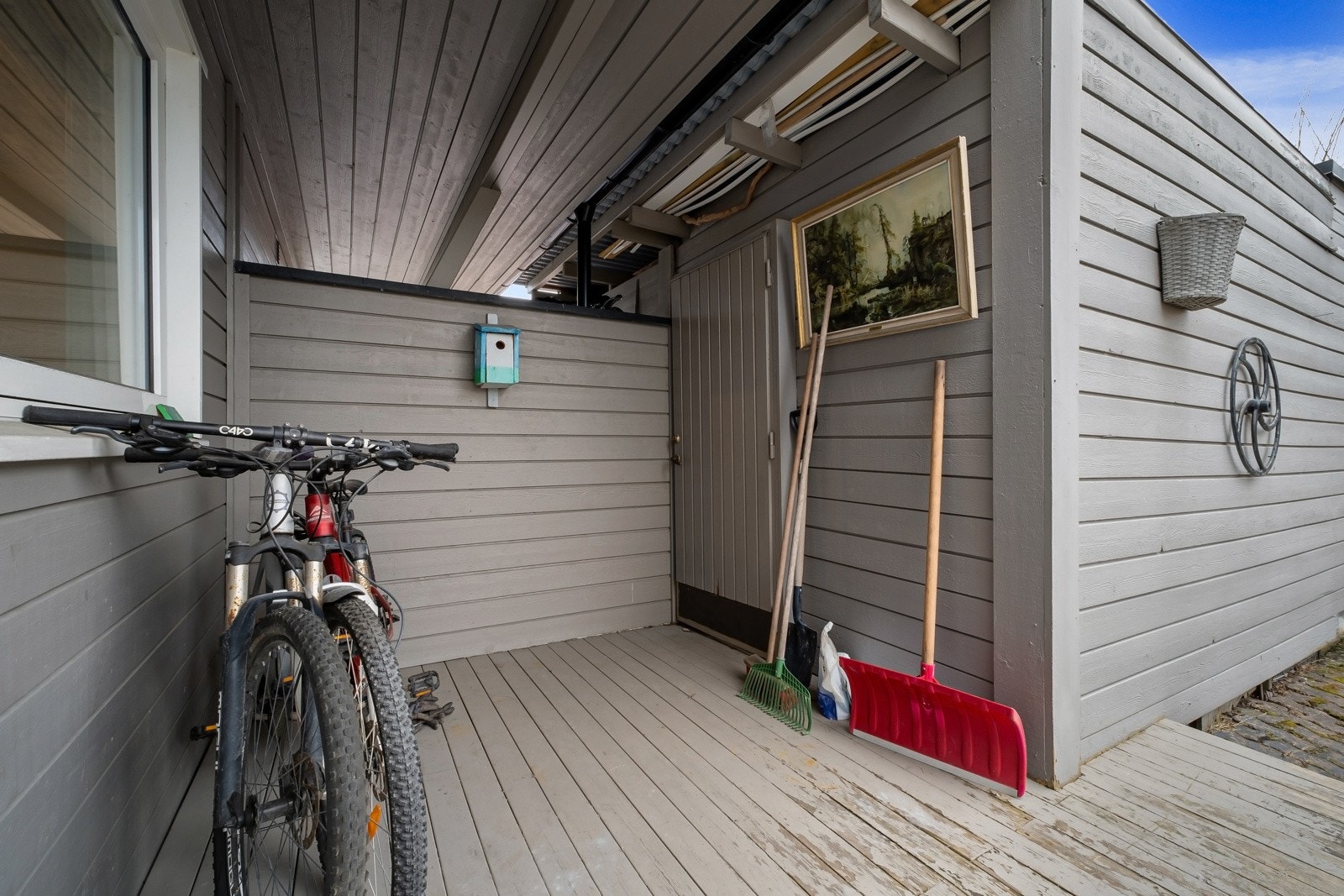 Deler av terrassen er overbygd, perfekt til lagring av f.eks sykler og redskaper. Galleribilde