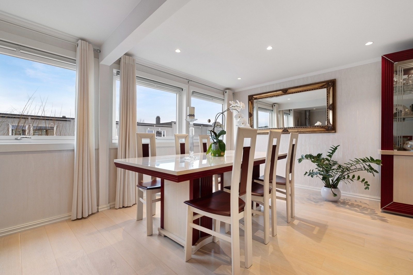 Spisestuen i innerste del av stuen innbyr til hyggelige måltider med familie og gode venner. Gode vindusflater i flere himmelretninger slipper inn rikelig med lys og gir en luftig romfølelse. Foran vinduene er det montert innvendig lys-skjerming. Galleribilde