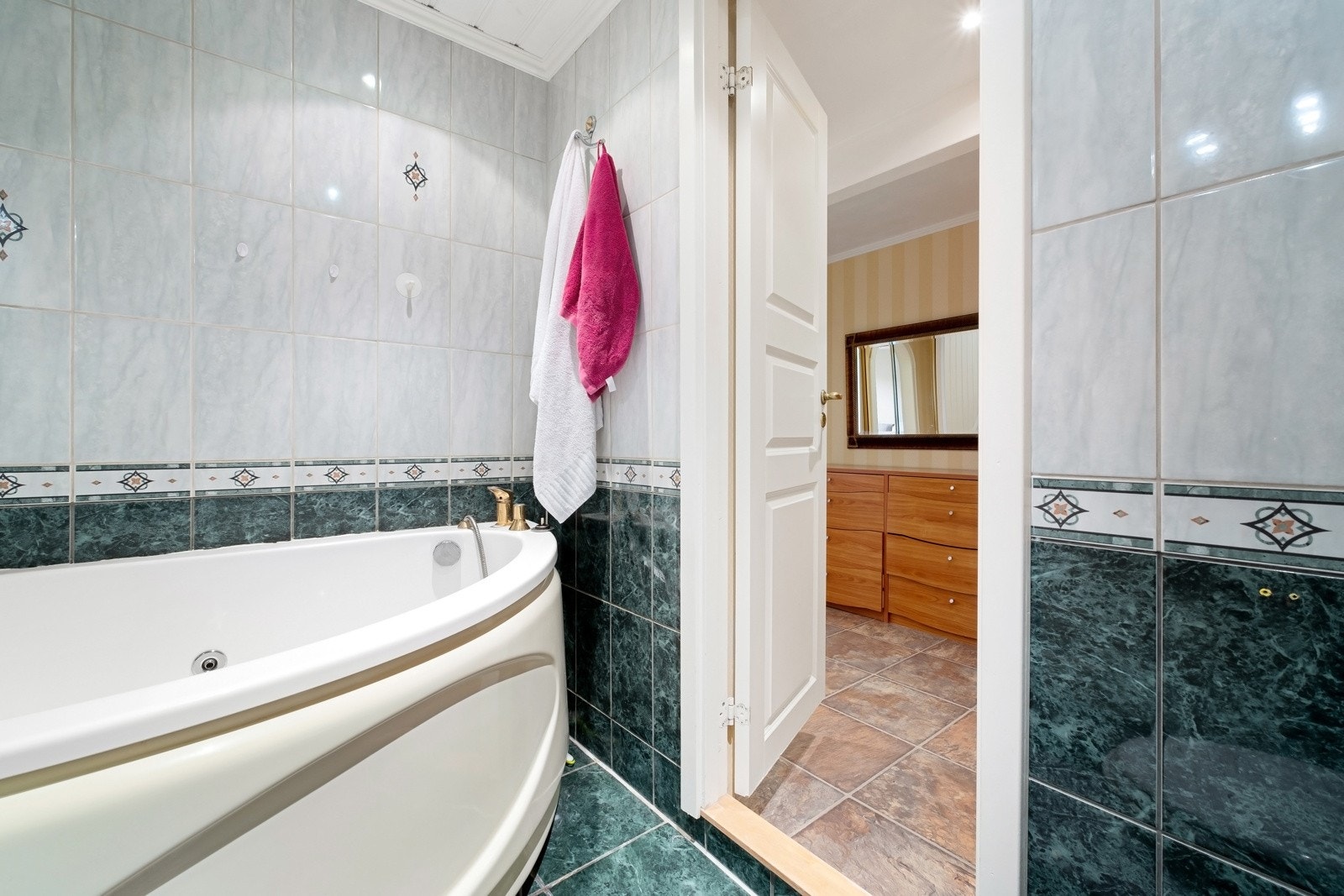 Det er lagt varmekabler i gulv og himlingen er lyssatt med downlights. Badet har behov for oppgradering for å møte dagens krav til standard. Galleribilde