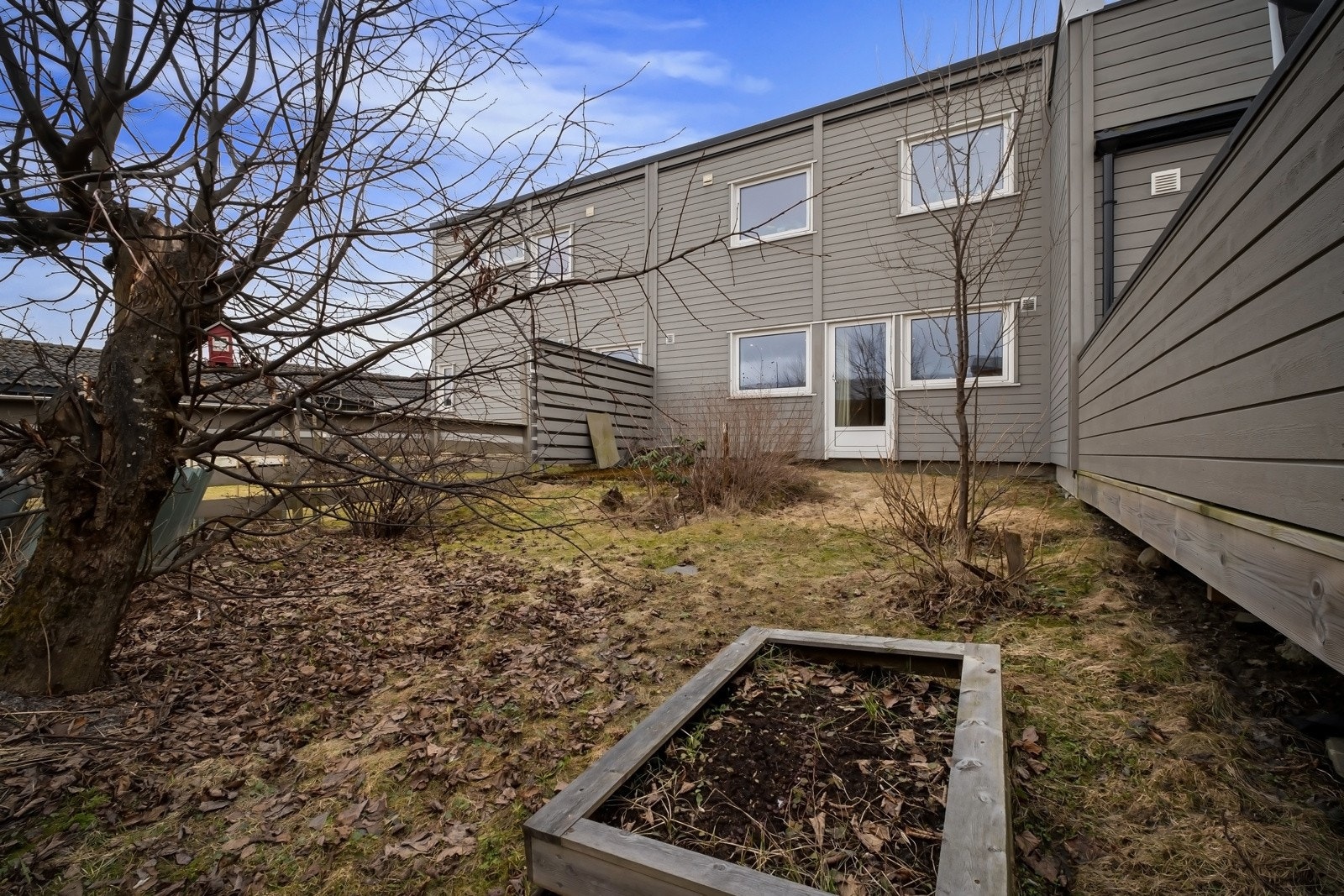 Boligen disponerer naturlig del av uteområde på hver side av boligen. Hagen på baksiden er opparbeidet med plenområde, samt et hellelagt område. God plass i hagen for lek og spill, samt trampoline for barna. Galleribilde