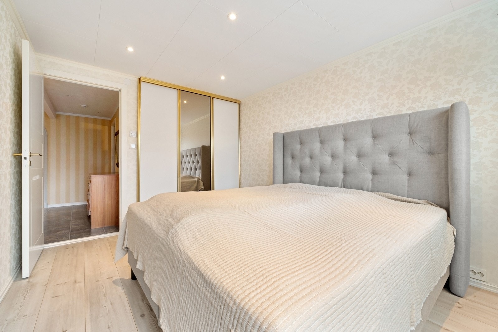 Det er bygget inn en skyvedørsgarderobe i vegg. Galleribilde