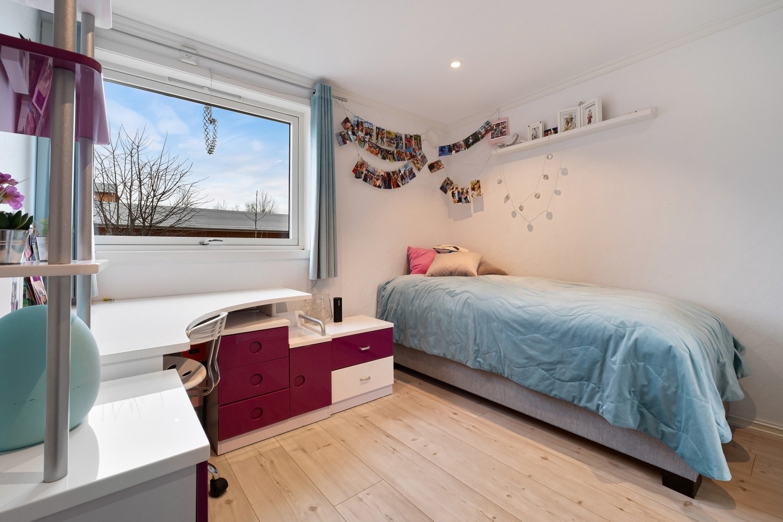 Soverom 2 er av god størrelse med lyse veggflater, lyspigmentert laminat på gulv og skyvedørsgarderobe i vegg. Galleribilde