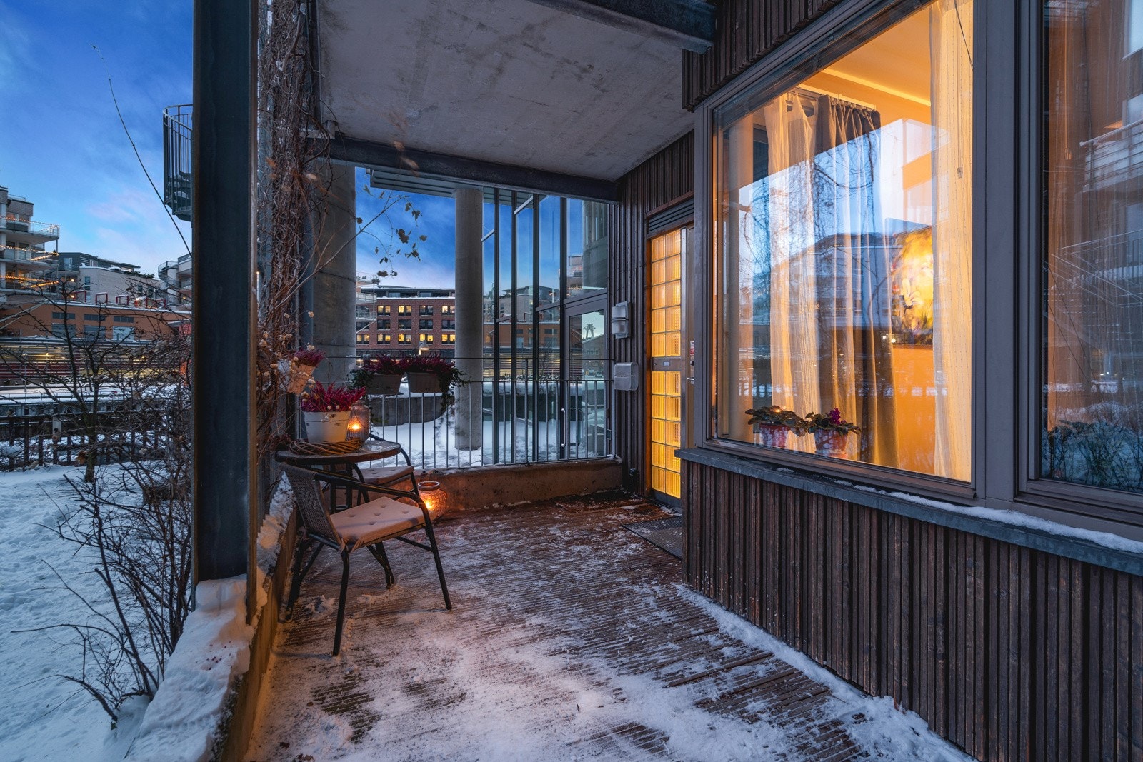 Leiligheten kan minne om et rekkehus, med eget inngangsparti med plass for møblement. Galleribilde