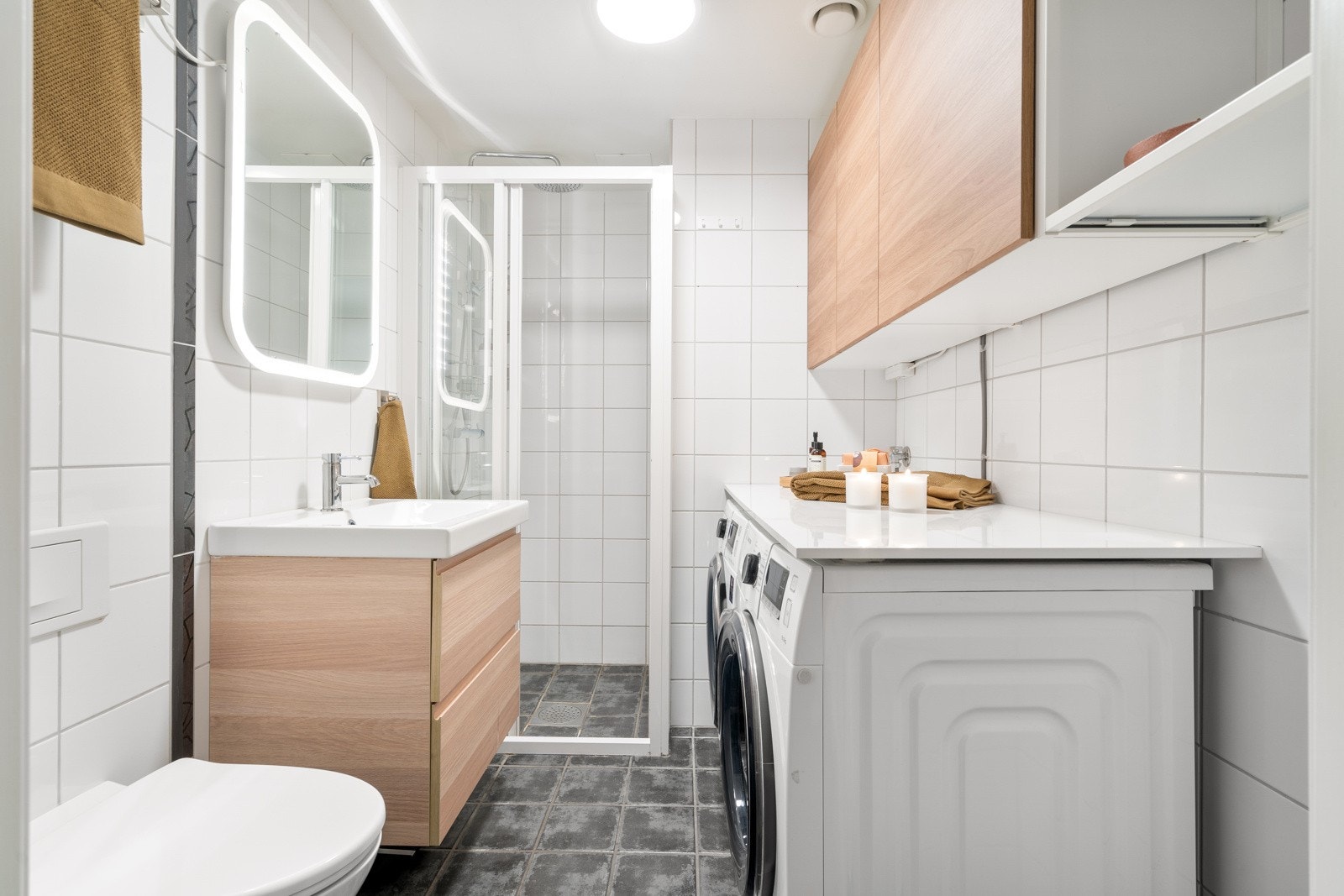 Praktisk nisje for både vaskemaskin og tørketrommel, i tillegg ekstra lagringsplass. Møblement er av nyere dato. Galleribilde