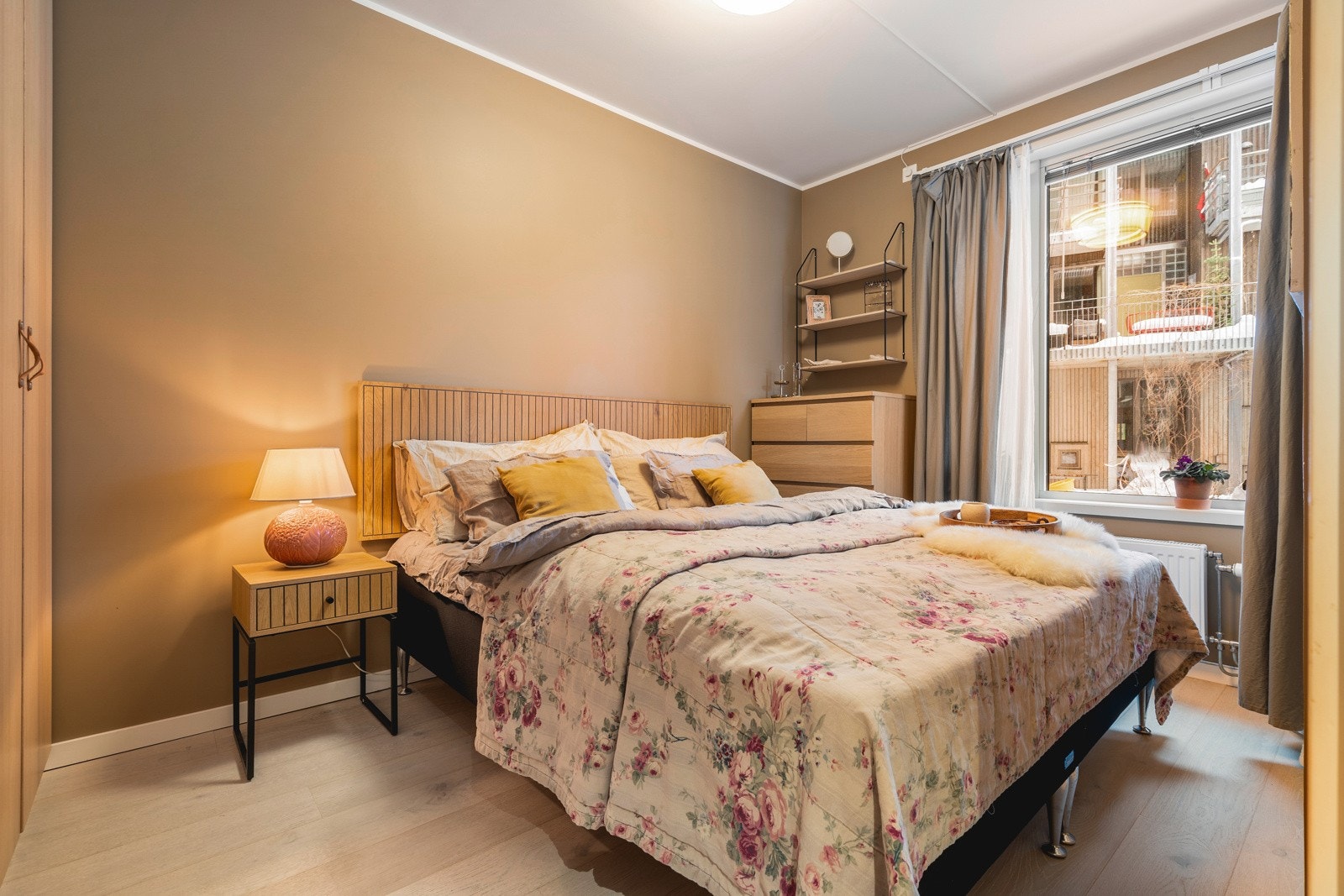 I 1. etasje har boligen tre romslige soverom. Hovedsoverommet måler 10 kvm. Galleribilde