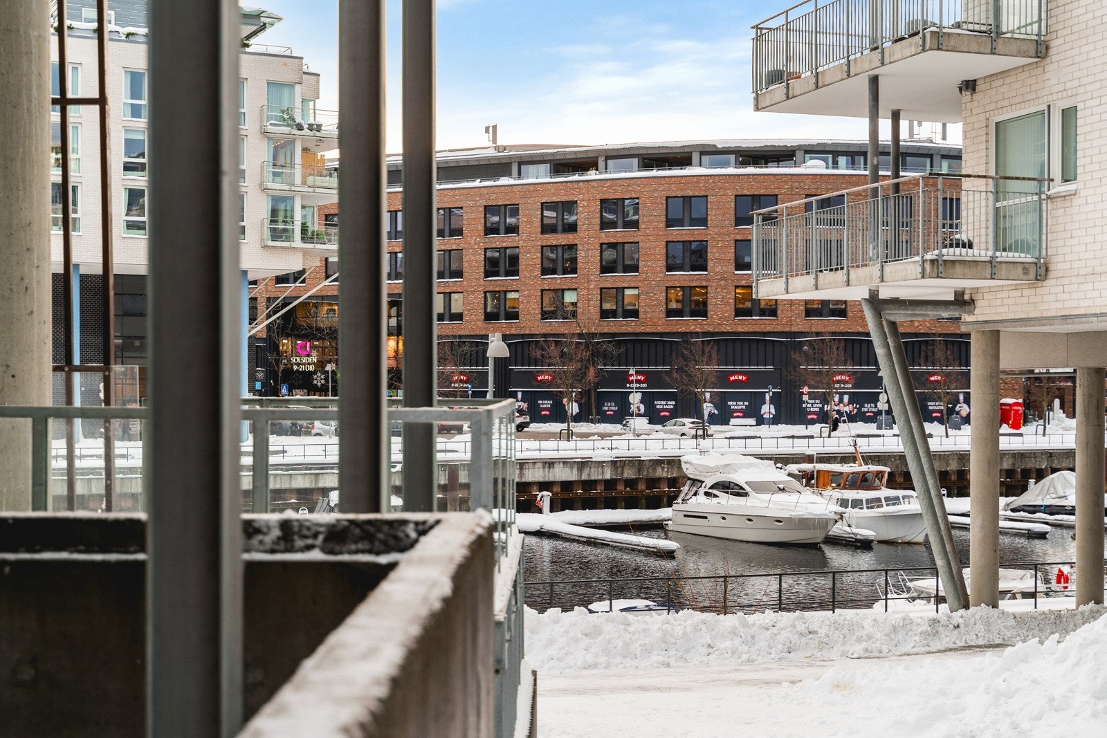 Leiligheten har tre balkonger og en herlig hjørneplassering som gir fantastisk utsikt over kanalen. På sommerstid kan solen nytes store deler av dagen. Galleribilde
