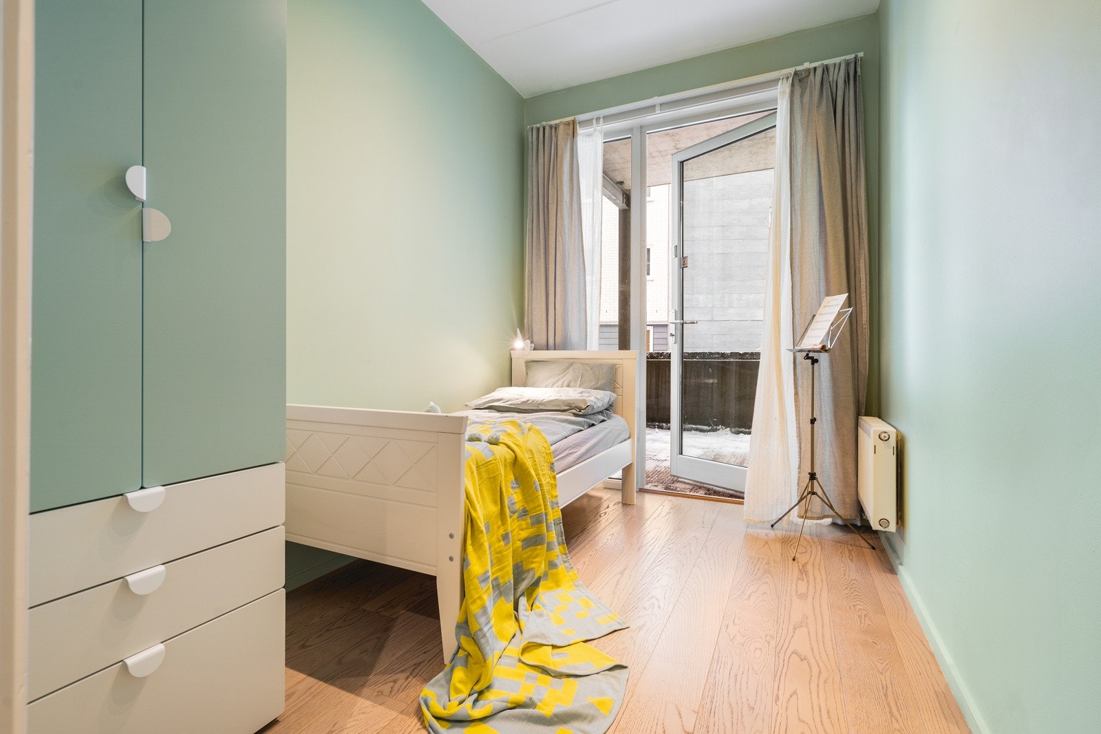 Soverom 3 måler 7 kvm. og har utgang til uteplass. Galleribilde