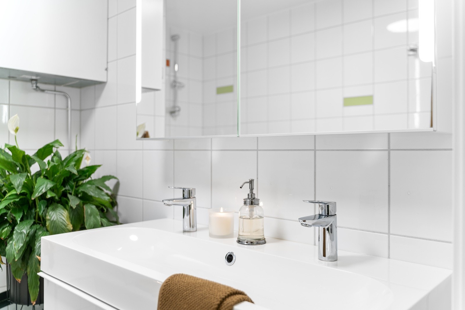 Baderom i 1. etasje. Nytt møblement fra selger. Galleribilde