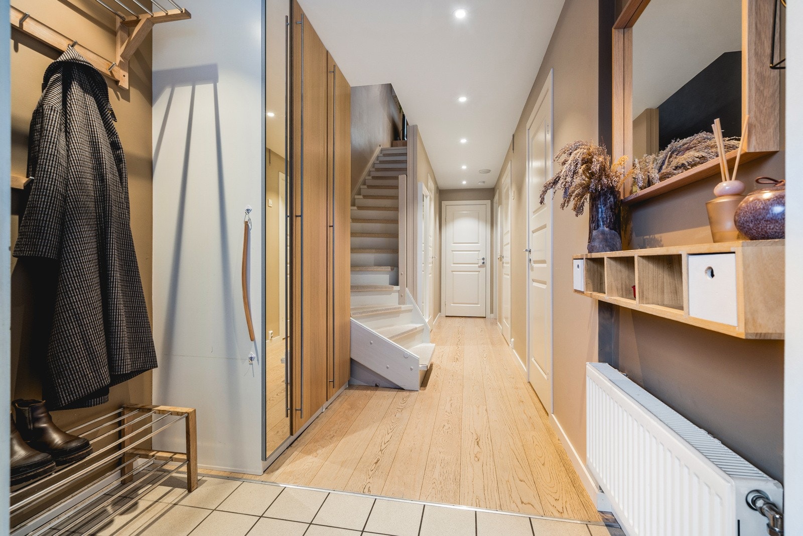 Entreen har praktisk flislagt gulv ved inngangsdøren, og stor garderobe med plass for yttertøy. Galleribilde
