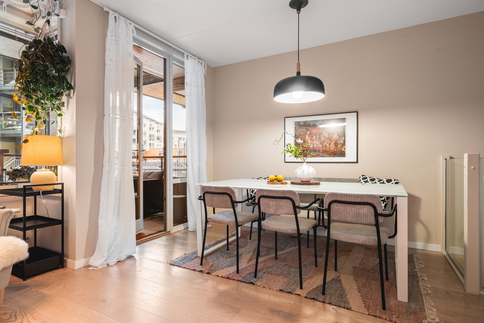 Ved oppussingen i 2020 la selger stor vekt på god plass til spisestue. Galleribilde