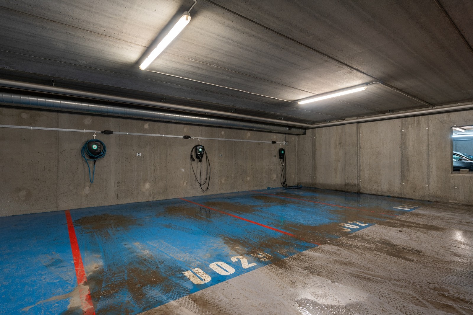 Boligen disponerer parkeringsplass i p-kjeller med elbillader. Galleribilde