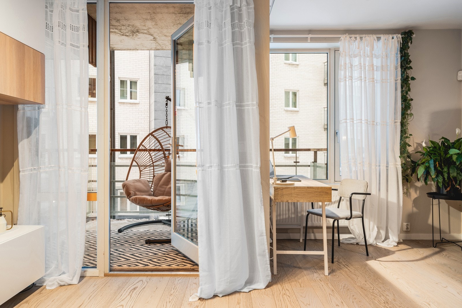 Her bor du midt i smørøyet med nærhet til alt av servicetilbud, så vel som gode turmuligheter langs promenaden i havneområdet og langs fjorden. Galleribilde