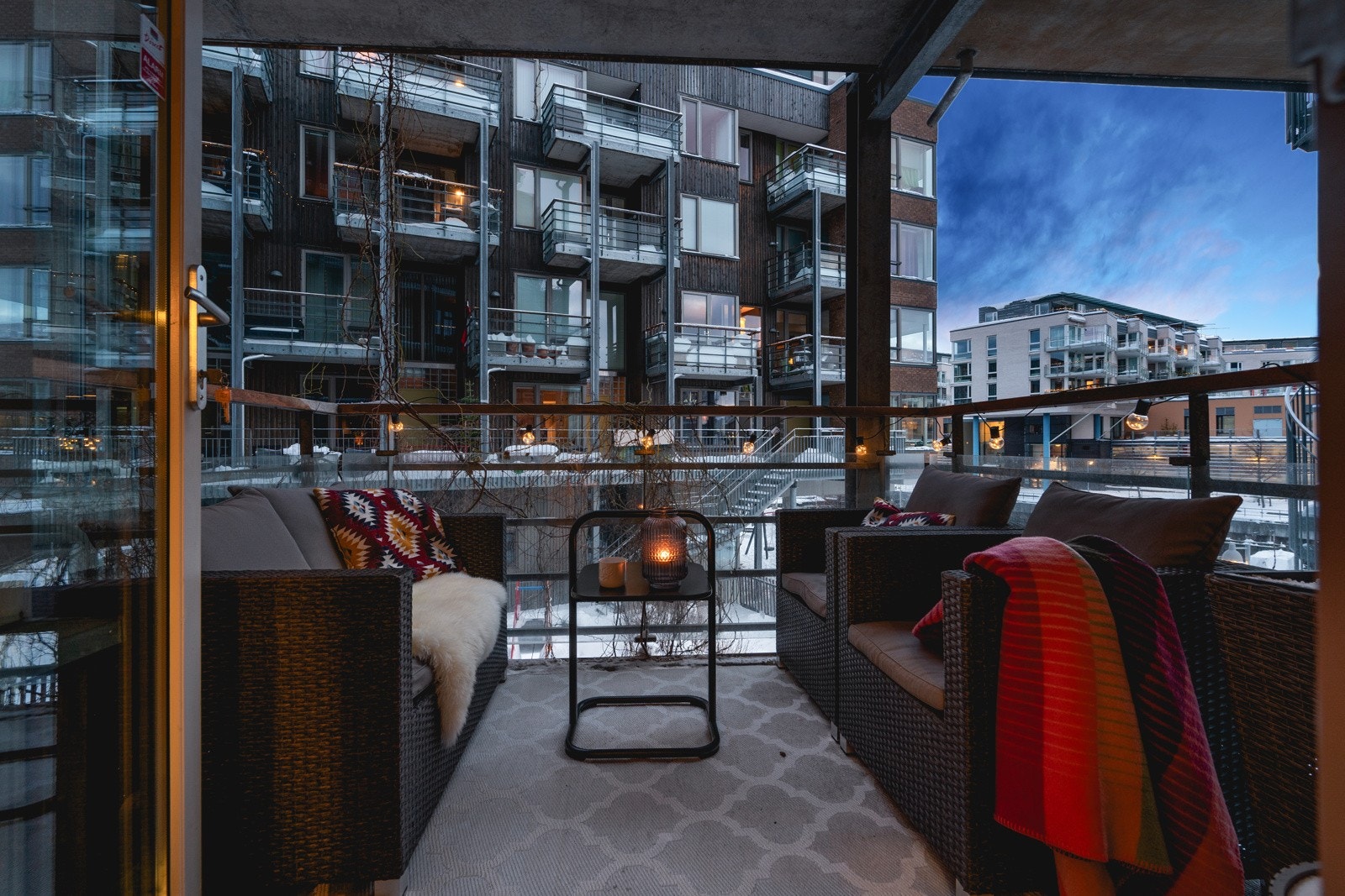 Leiligheten har hele tre uteplasser, samt terrasse ved inngangspartiet. I tillegg kan du ta heisen opp til en felles takterrasse. Med flere uteplasser kan sola nytes store deler av dagen. Galleribilde