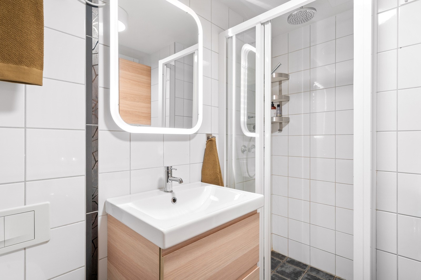 Leliigheten har to flislagte baderom, ett i hver etasje. Galleribilde