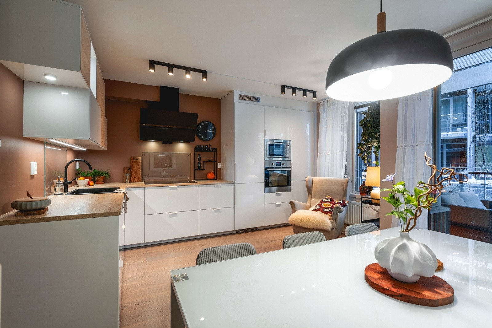 Stue og kjøkken ligger i en delvis åpen løsning, og måler tilsammen ca. 43 kvm. Galleribilde