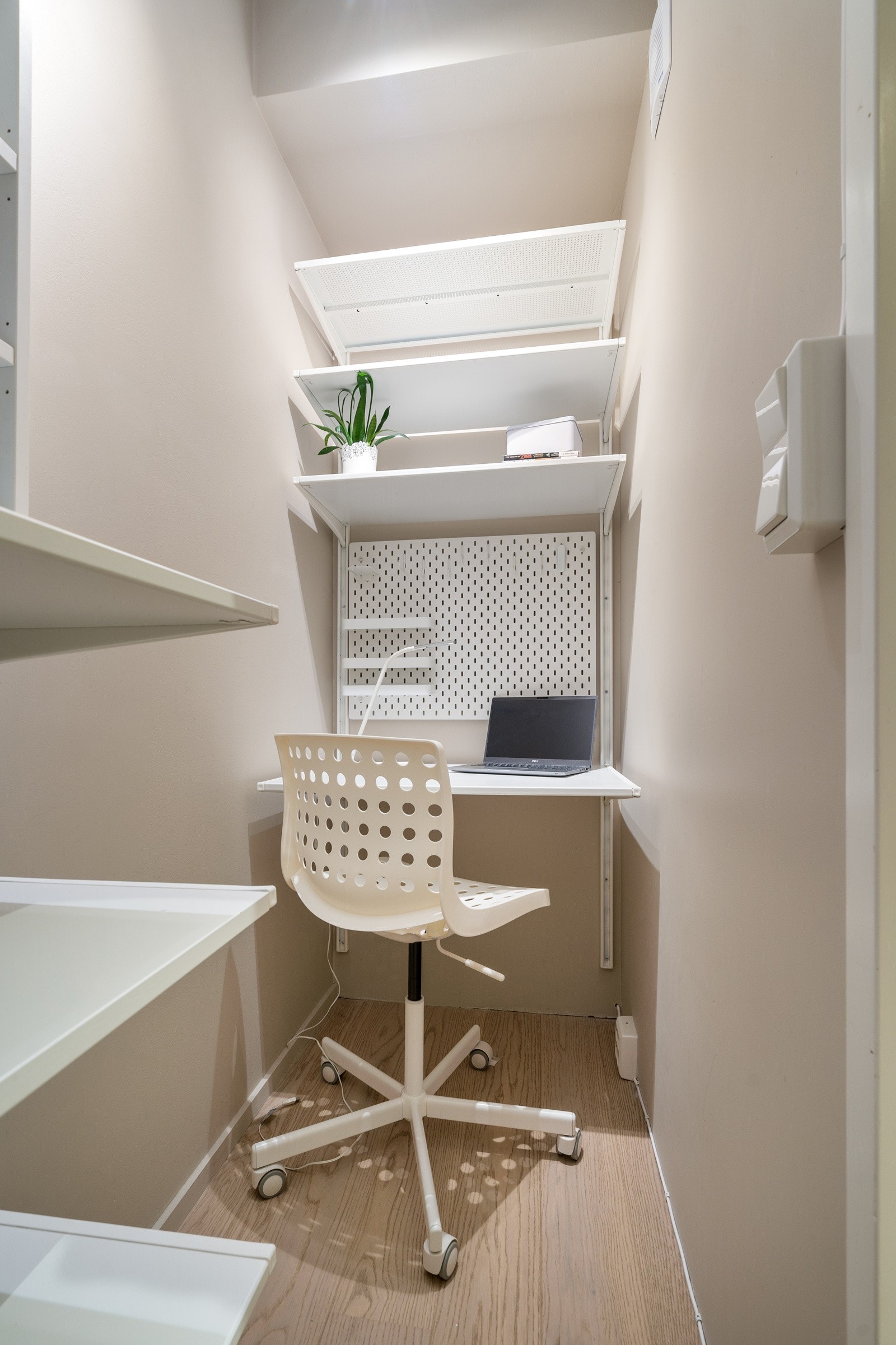 Leiligheten har god oppbevaringsplass, med bod både i leiligheten og i kjelleren. Bod i leiligheten benyttes i dag også til kontor. Galleribilde