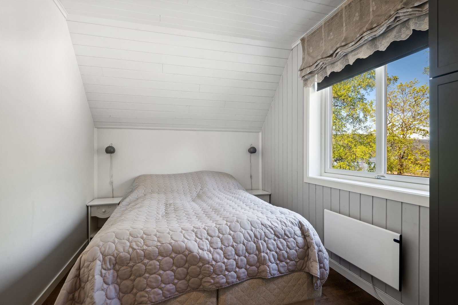 Alle tre soverommene er beliggende i boligens andre etasje, og har god plass til seng med tilhørende møblement. Galleribilde