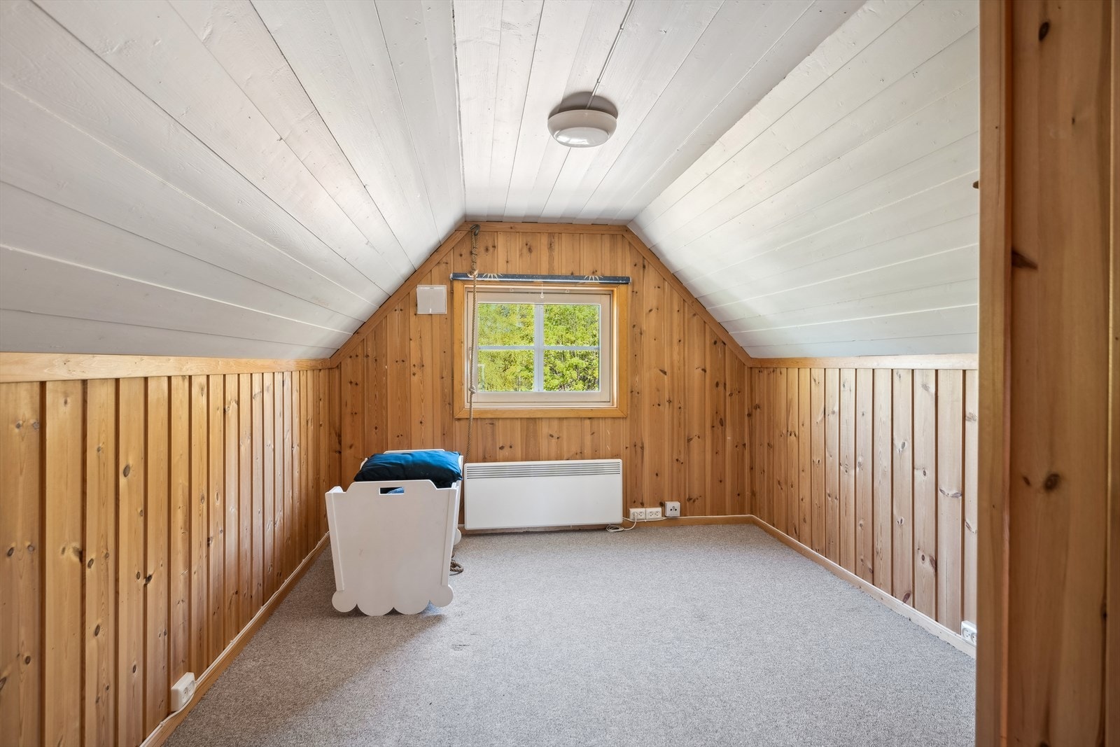 Boligens loft. Det gjørs oppmerksom at rommet ikke er godkjent for varig opphold. Galleribilde