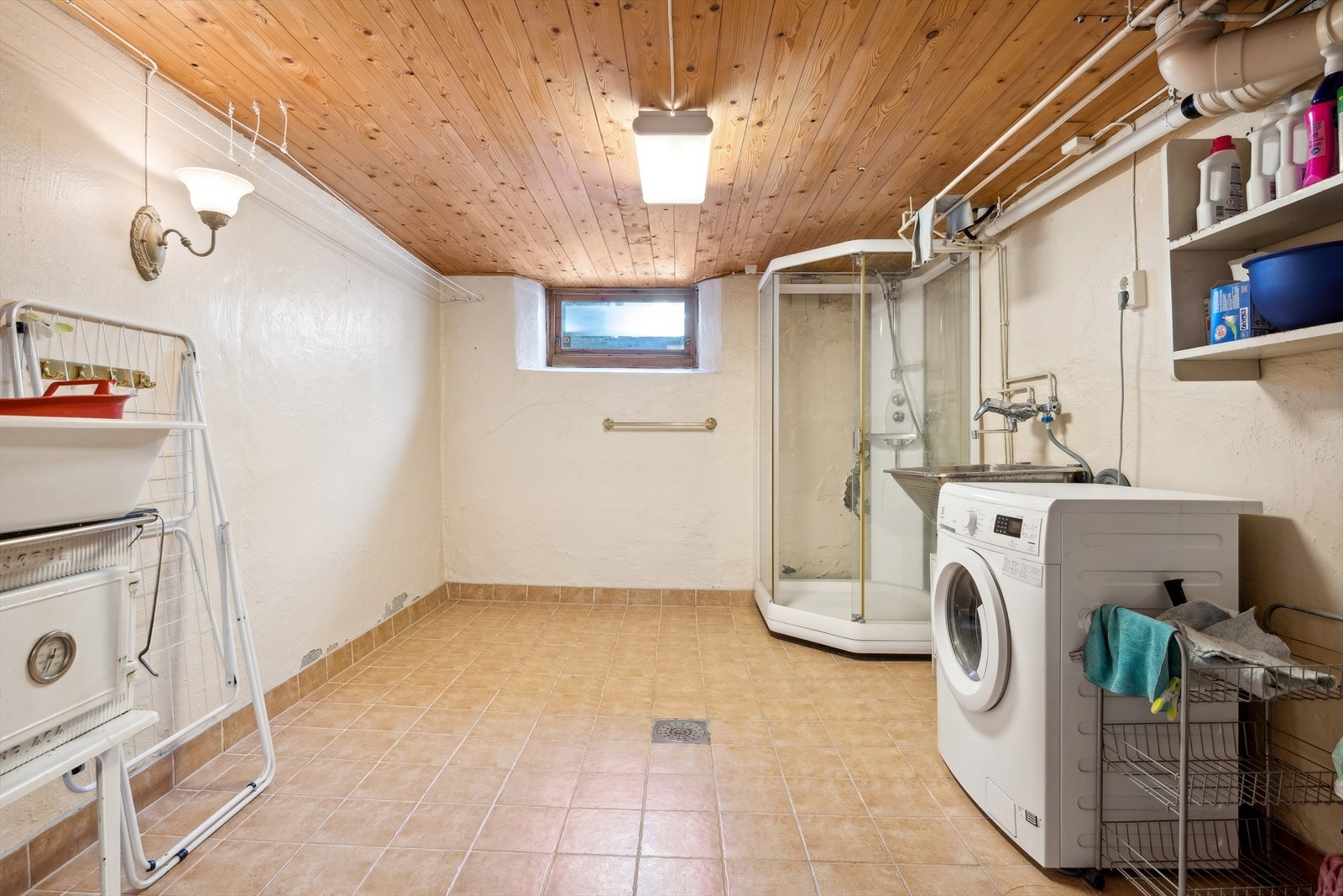 Vaskerom i kjeller. Rommet er med fliser på gulv og malt mur/betong på vegg. Galleribilde