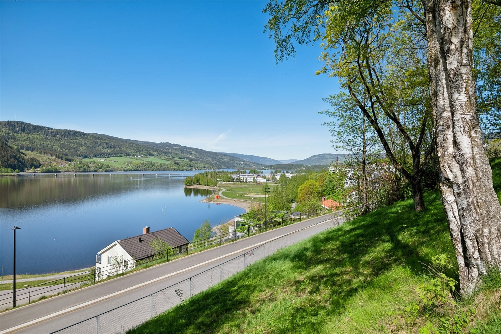 Fra eiendommen er det nærhet til Mjøsa. Galleribilde