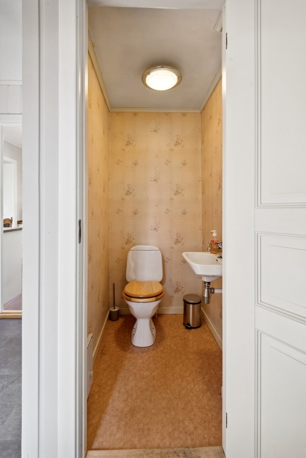 Toalettrommet er beliggende i første etasje, praktisk til for besøkende. Rommet er utstyrt med toalett, speil og servant. Galleribilde