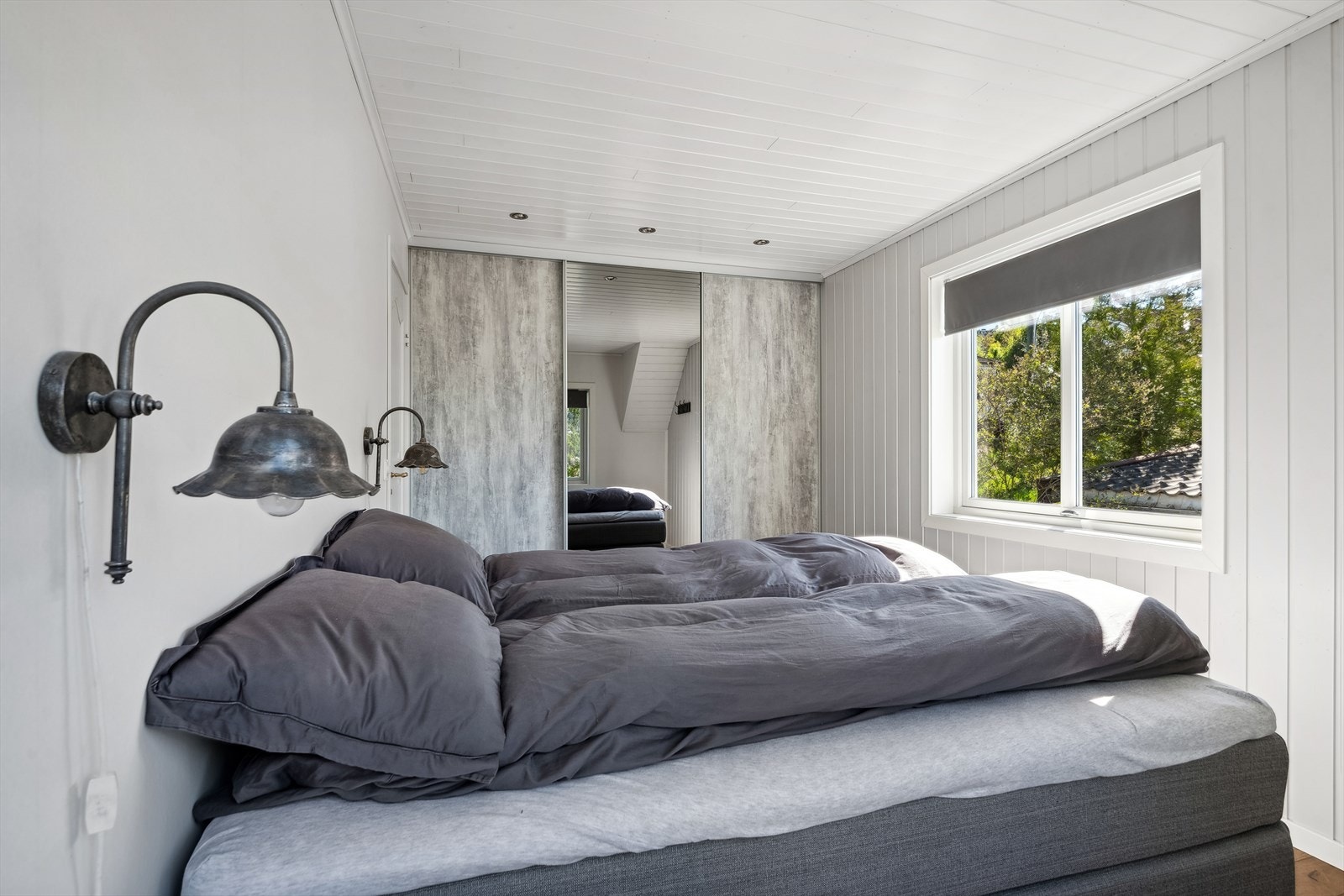 Dette soverommet har skyvedørsgarderobe med god plass til oppbevaring. Galleribilde