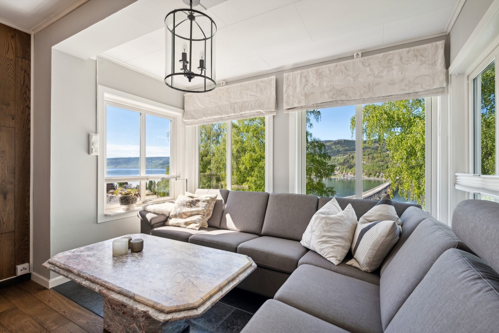 Det er store vindusflater som slipper inn godt med naturlig lys, og skaper en god atmosfære i rommet. Fantastisk utsikt over Mjøsa kan nytes fra sofakroken. Galleribilde