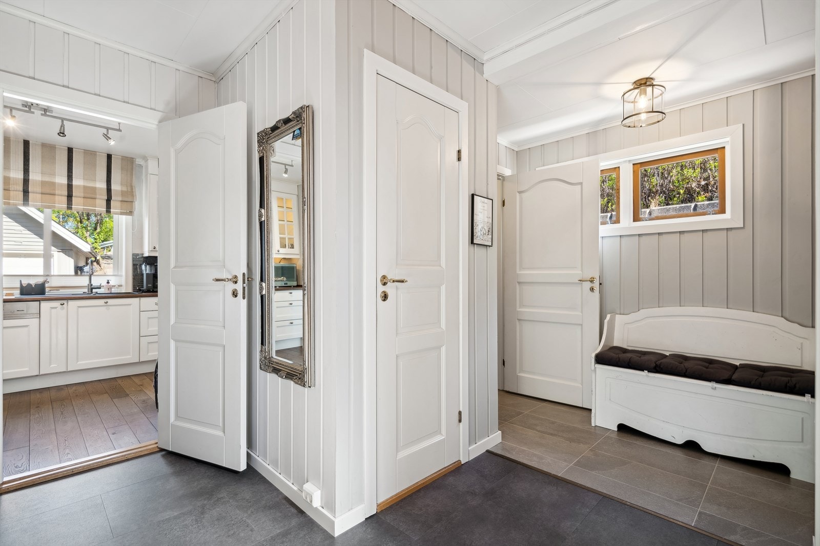 Velkommen inn - her ønskes du velkommen inn i lys entrè med plass til å henge fra deg ytterklær. Galleribilde