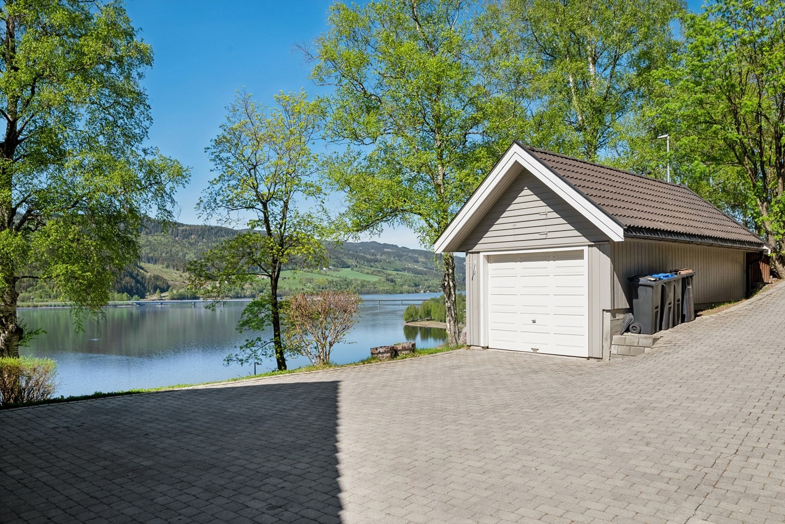 På tomten er det også garasje som byr på parkeringsmulighet eller for oppbevaring. Galleribilde