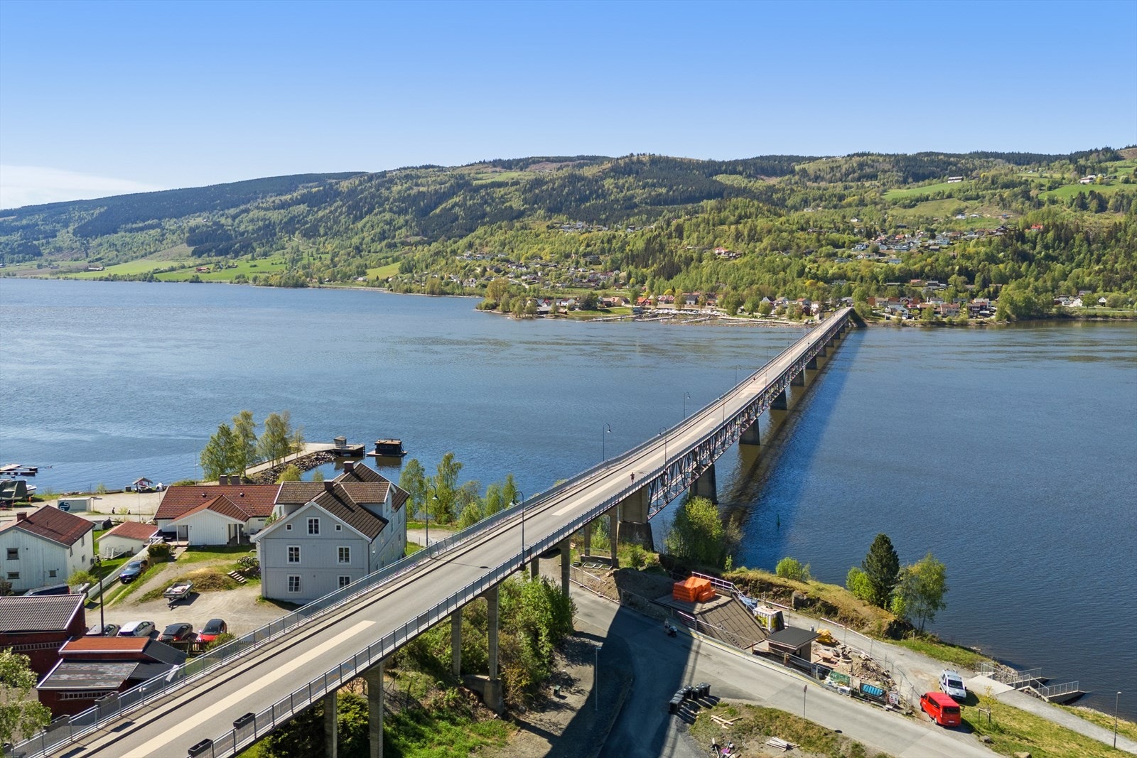 Vingnesbrua er stengt for biltrafikk, noe som gjør at området er stille og lite trafikkert. Galleribilde