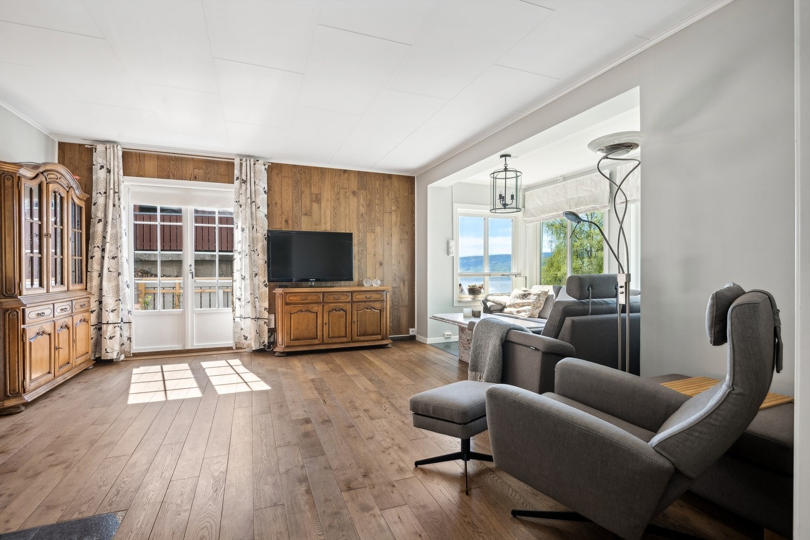 Boligen byr på lyse og luftige oppholdsrom.
Stuen er romslig, med god plass til å møblere etter eget ønske. Stuen kan enkelt deles inn i flere soner, for å skape den stuen du selv ønsker. Galleribilde