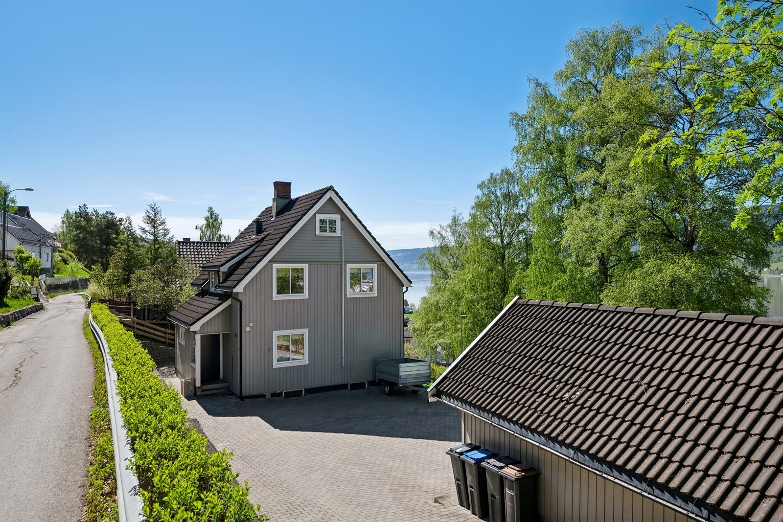 Det er gode parkeringsmuligheter på egen tomt. Galleribilde