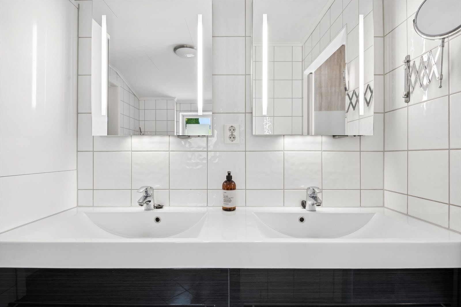 Et pent baderom! Det er varme i gulv, og avtrekksvifte. Ventil er plassert på vegg og det er tilluftsspalte i dør. Galleribilde