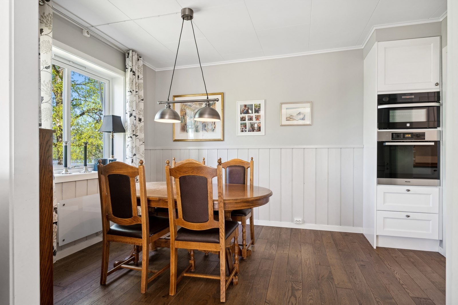 Spisestuen ligger praktisk til rett utenfor kjøkkenet. Her kan gode måltider nytes i godt selskap. Galleribilde