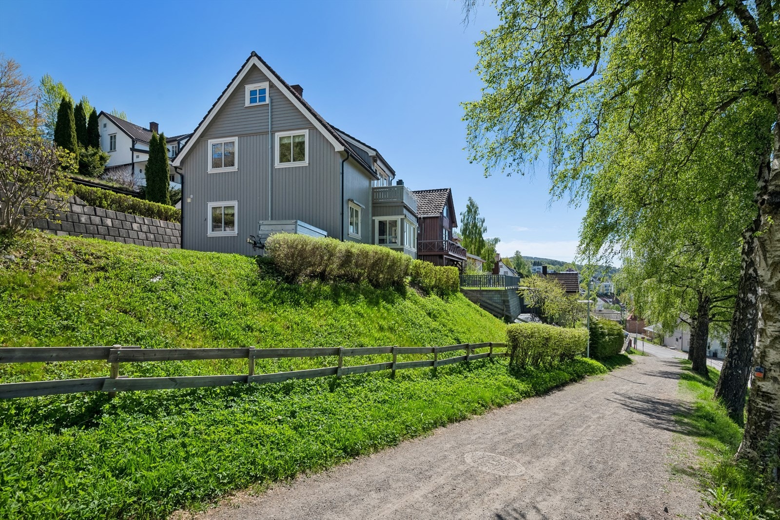 Eiendommen ligger fint til i et etablert boområde. Galleribilde