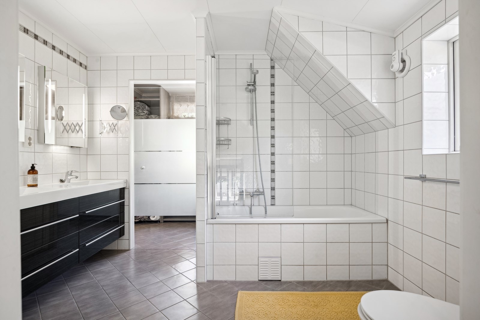 Badet har også tilgang fra gangen. Galleribilde