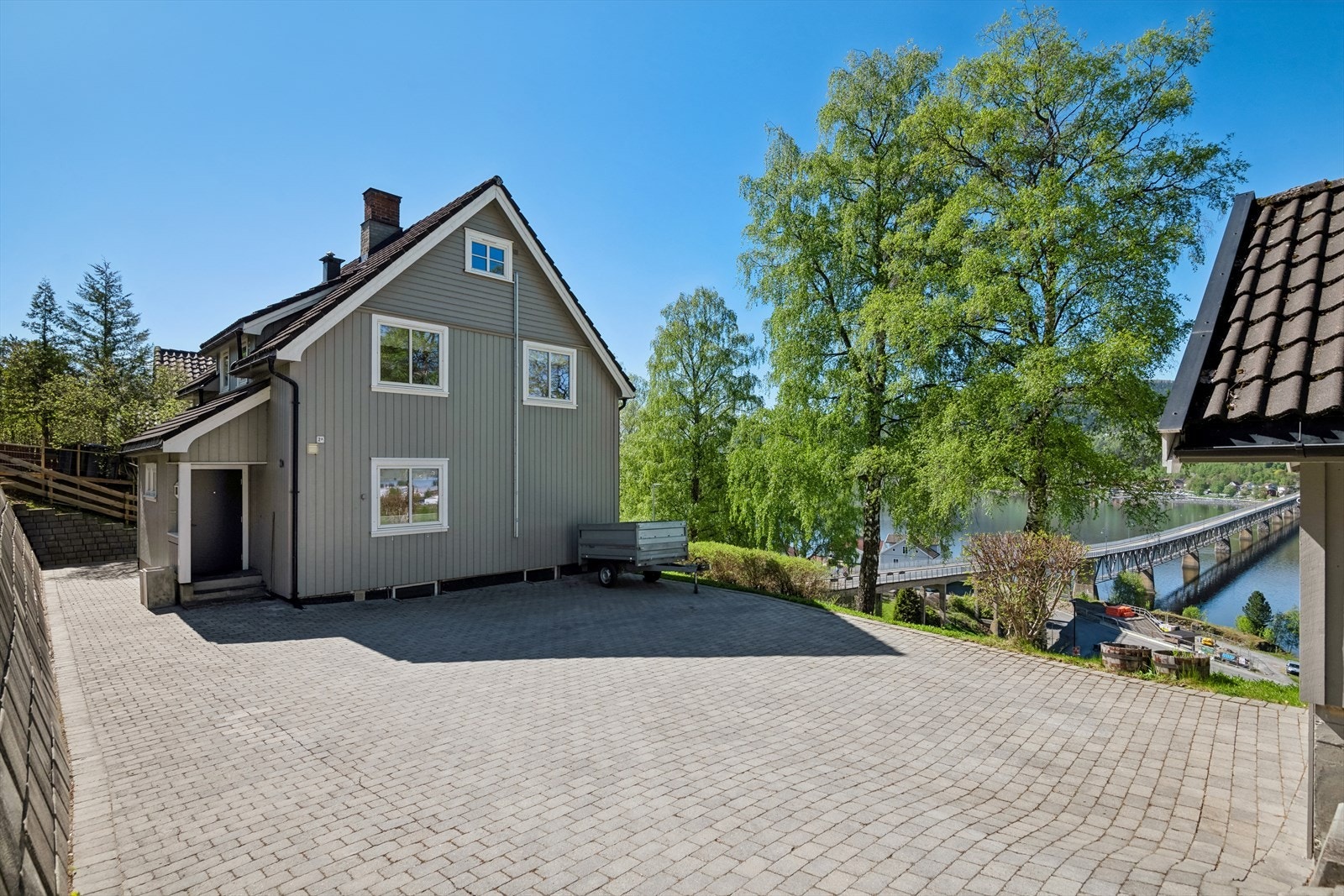 Tomten er pent opparbeidet med gressplen, beplantning og solrike uteplasser hvor fine dager enkelt kan nytes. Videre byr tomten på steinbelagt gårdsplass med gode parkeringsmuligheter. Galleribilde