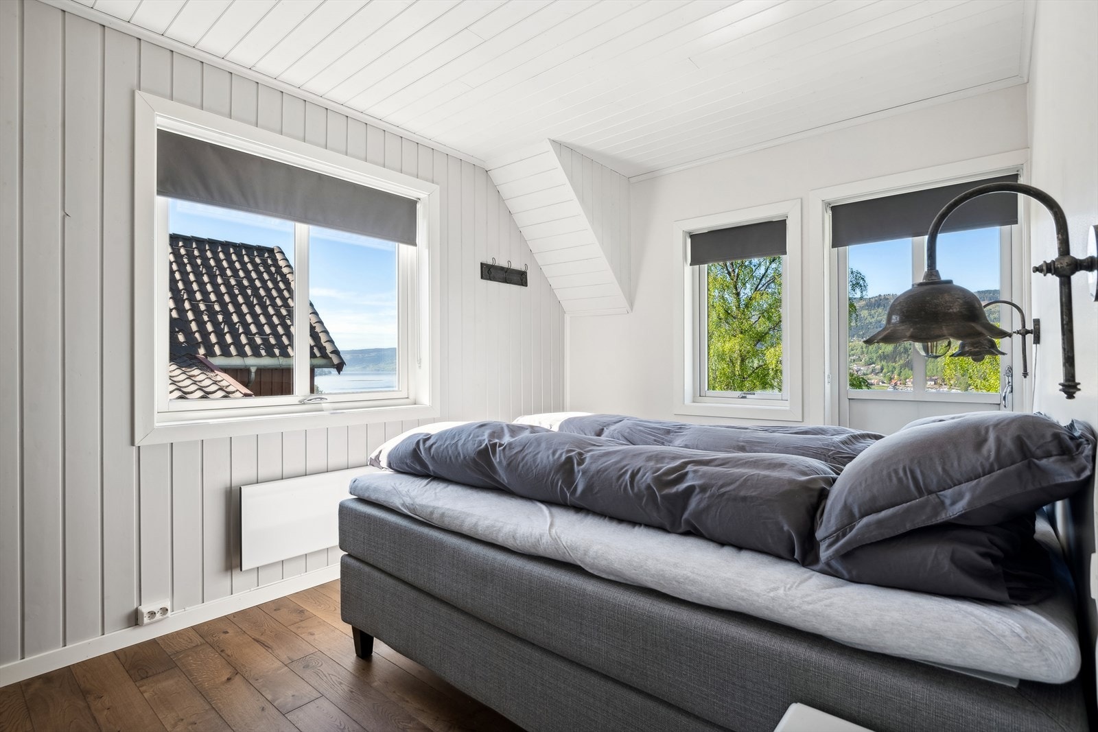 Fra dette soverommet er det også utgang til solrik balkong med utsikt mot Mjøsa! Galleribilde