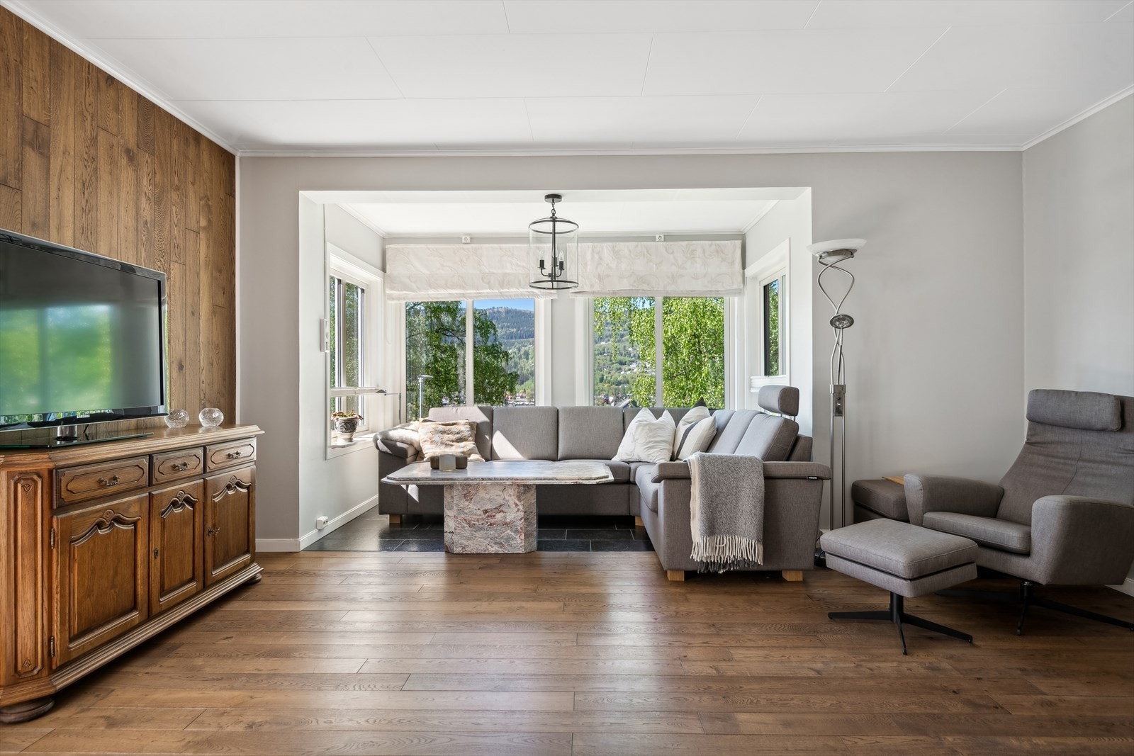 Her er det god plass til sofa med tilhørende møblement som rommer besøket. Galleribilde