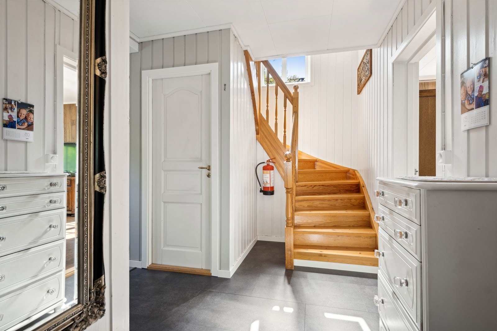 Fra gangen har du tilgang via trapp opp til boligens 2. etasje og ned i kjeller. Galleribilde